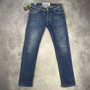 Jacob cohen jeans - Hej säljer nu min fina Jacob cohen jeans med Måtten - Längd: 100cm, Midja: 39-40cm. De är i nyskick och kommer vara otroligt snygga nu i sommar och framåt hösten. Nypris cirka 6000kr! Vi kommer att sälja liknande produkter nu i höst så glöm inte följa profilen!🌊
