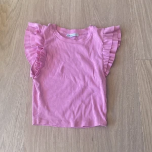 Rosa volangärmad topp från Zara - Rosa ribbad topp från Zara, storlek S men passar mig som vanligtvis är xs