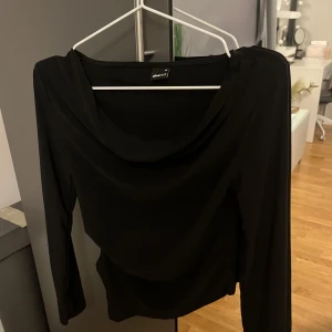 figurnära tröja  - säljer en jätte fin figursydd tröja från gina som tyvärr inte kommer till användning längre 