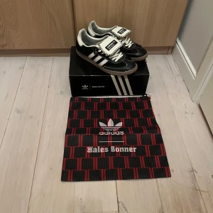 Adidas Wales Bonner Samba sneakers - Ruggigt feta skor i strl 44 men passar 43-43,5. Lite smutsiga efter festival men tvättas självklart innan frakt. Skorna är vinted äkthets certifierade av förra ägaren. Kan gå ned i pris vid snabb affär 