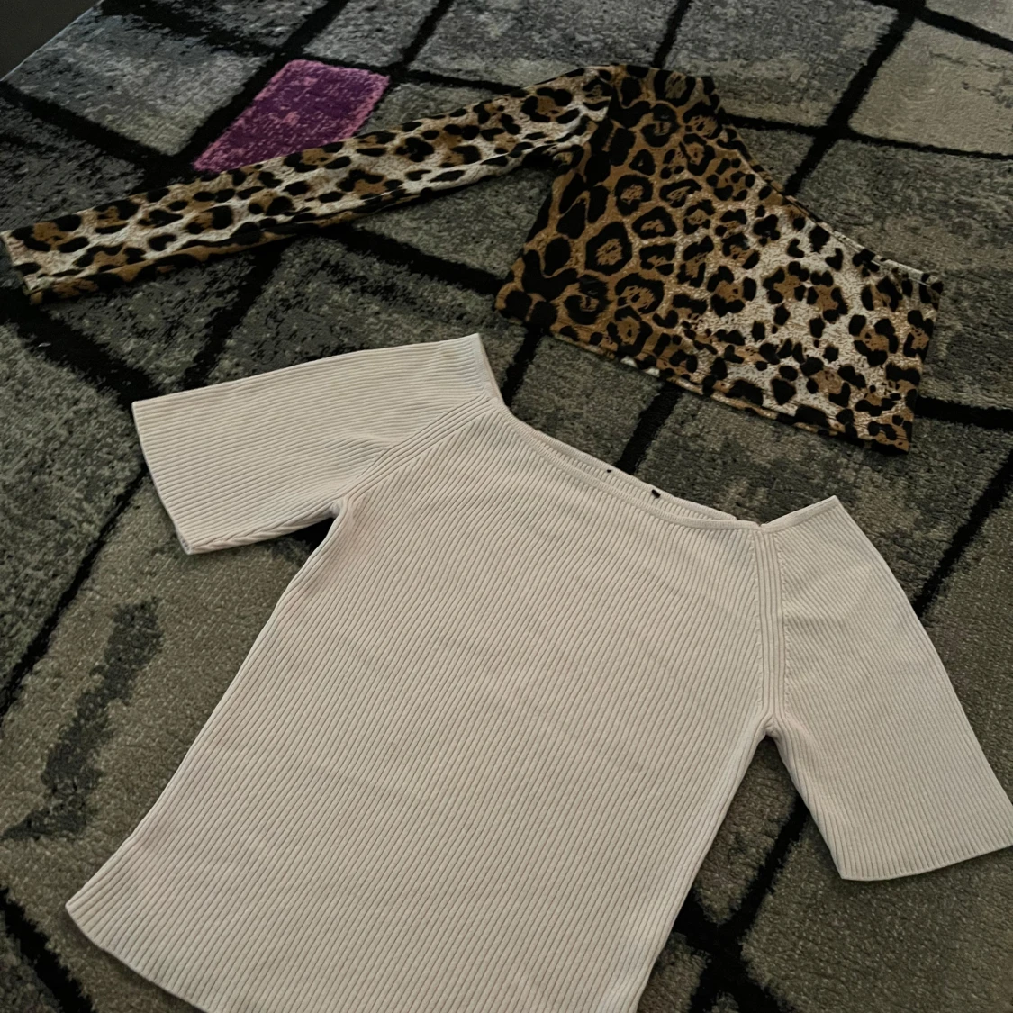 Leopardmönstrad one shoulder topp och en rosa topp. Storlek XS.  - 1