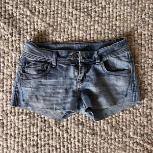 Lågmidjade jeans shorts  - Bra skick 