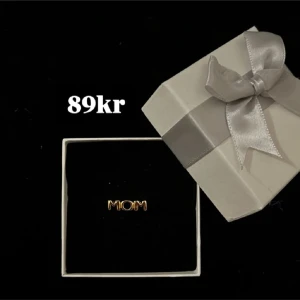 Guldig mom ring  - Inte Justerbar, helt ny, frakt 22kr🌸