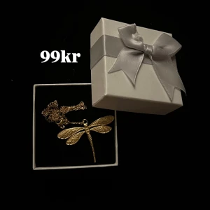 Guldigt trollslända halsband  - Justerbar, helt ny, frakt 22kr🌸