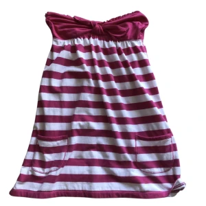 Randig rosa och vit klänning Hollister - Söt kortklänning från Hollister i rosa och vitt