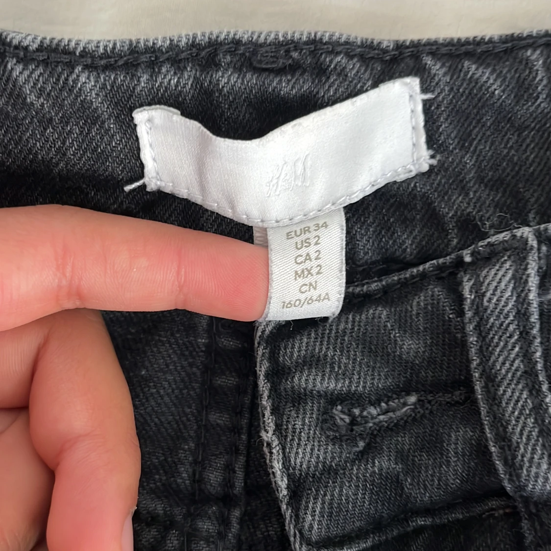 Svarta wide jeans från H&M, strl 34 - 2