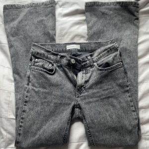 Bootcut jeans från Gina  - Grå jeans från Gina som sitter jätte bra på rensar garderoben på kläder som ej behövs så säljer mycket jeans nu💗 Dessa är i strlk 36 i midja och jag är 165 cm o de passar jätte bra i längden💗☺️