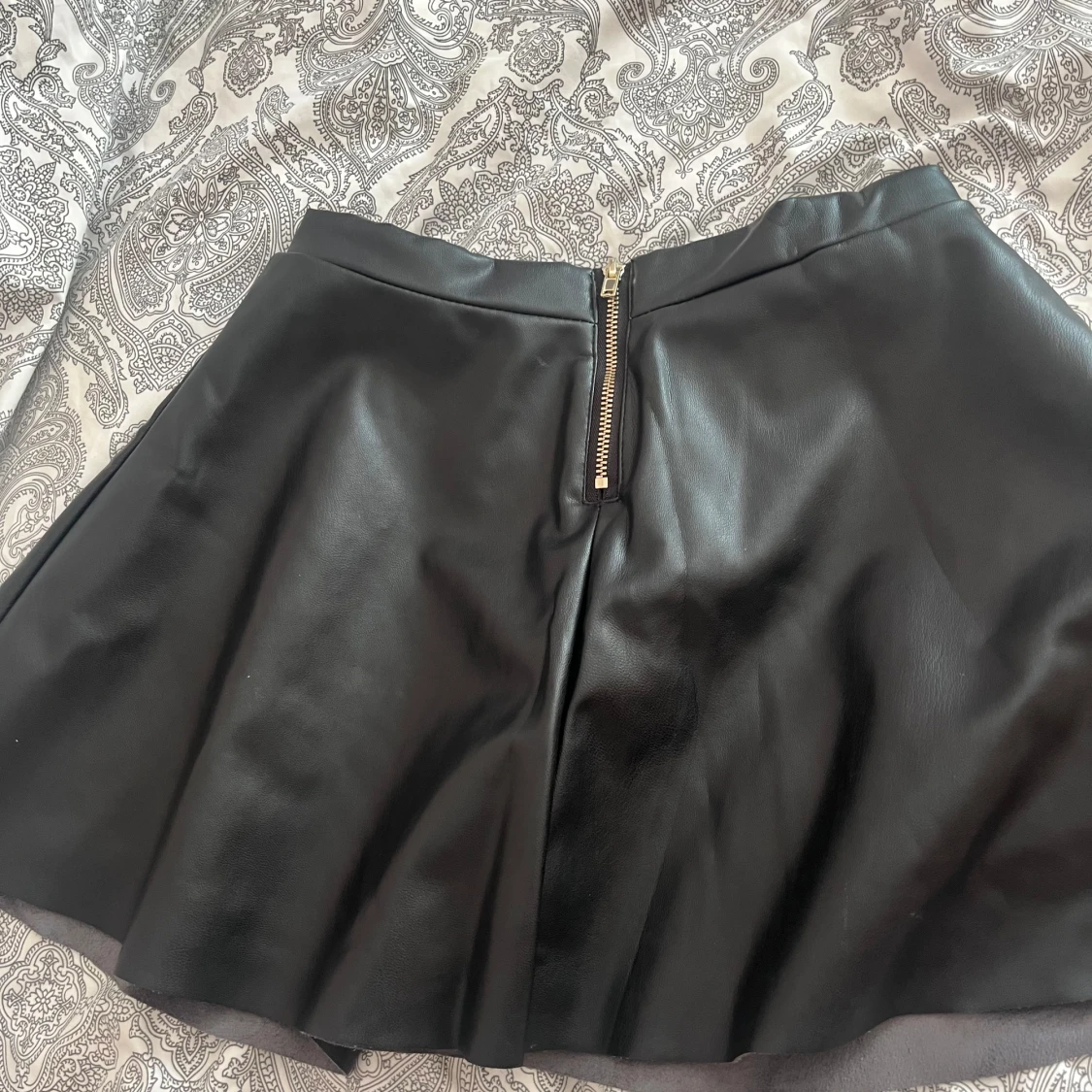 Svart skaterkjol i skinnimitation - 1