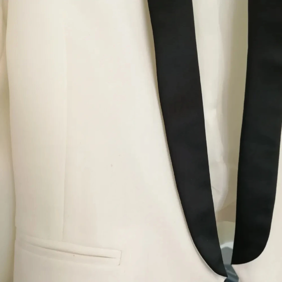 Vit kavaj med svart satin krage  - 1