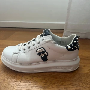 Karl Lagerfeld vita sneakers - Säljer ett par vita sneakers från Karl Lagerfeld. Dustbag och kartong medföljer. Nypris 2600kr. Inga defekter och använda fåtal gånger. 