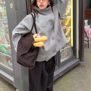 Kappa med hög krage  - Säljer en grå trendig kappa med en hög krage. Perfekt r att få en elegant look