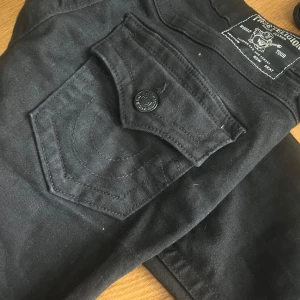 True religion jeans - Säljer ett par svarta jeans från True Religion med bootcut , byxorna är inte använda många gånger. Nypriset är 1400 ungefär. Midrise