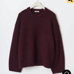 Vinröd stickad från gina - Säljer en vinröd stickad stickad tröja från Gina tricot. Tröjan är i fint skickt och knappast använd. Storlek S. Tryck gärna på köp nu🥰