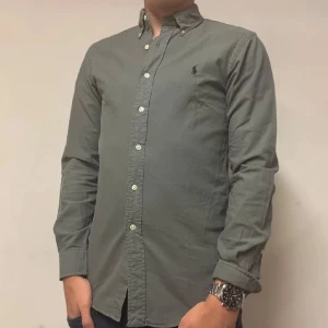 Polo Ralph Lauren Skjorta | S, Slim fit  - Säljer en sjukt fet Ralph Lauren skjorta| Nypriset ligger på ~ 1800kr, mitt pris, 499kr | Storlek S, slim fit | Jag på bilden är 181,71kg | Inga synliga defekter, därav mycket bra skick | Skriv vid intresse ! 💫😉