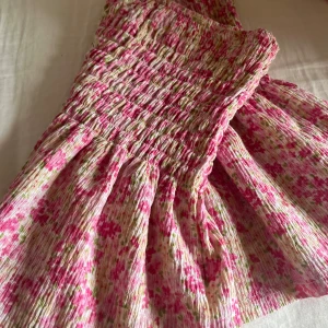 Blommig kjol/topp från Gina Tricot! - Det är en kjol men kan även användas som en topp. Från Gina. Storlek S. Väldigt bra skick. 