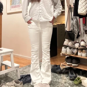 Vita bootcut jeansbyxor - Vita bootcut jeans. Mid waist . Sprättat upp längst ned så att dem ska bli längre