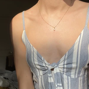 Randig topp Gina Tricot  - Linne i 100% viskos med knytdetalj. Justerabara axelband! Mycket fint skick! 