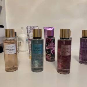Victoria's Secret body mists & lotions - Flera Victoria's Secret body mists och lotions säljes! Doftvarianter som Coconut Milk & Rose, Aqua Kiss, Velvet Petals, Velvet Petals Untamed, Lavender & Vanilla och Love Spell. Flaskorna är 250 ml med guldiga lock, i färger som rosa, blå, lila och blommigt mönster. Perfekt för dig som älskar fräscha och söta dofter. Alla är helt nya inte använda och inte öppna. Köpta från VS i usa. Priset kan dirksuters