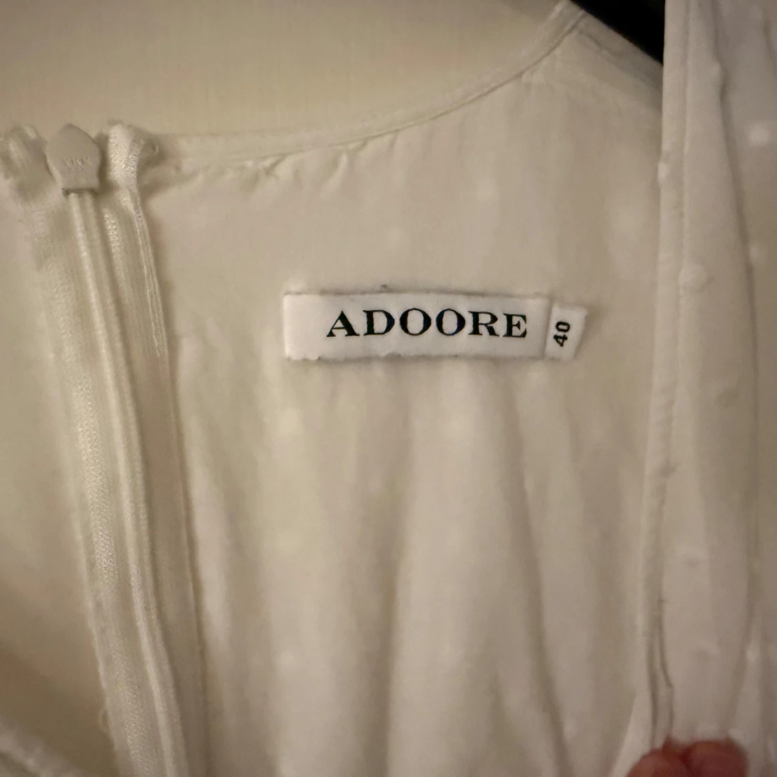 Vit prickig långärmad klänning Adoore - 3