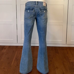 Bootcut jeans True Religion  - Midjemått: 78, Innerbenslängd: 82, Grenmått: 23💕 Säljer massvis med fler lågmidjade bootcut jeans och lågmidjade jeansshorts! Så kika in min profil💘