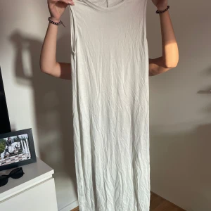 Vit ärmlös långklänning - Ljus grå/grön långklänning. Aldrig använt och prislappen är kvar på klänning 