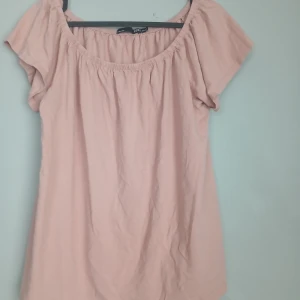 Söt off-shoulder topp i puderrosa – One Size (XS-m)  - Superfin och bekväm topp från märket 157®, perfekt för sommaren eller en avslappnad vårlook. Den mjuka, elastiska halsringningen gör att du kan bära den både off-shoulder eller som en vanlig topp. Lätt och luftig kvalitet som faller fint mot kroppen.  ✅ Färg: Puderrosa ✅ Storlek: One Size (passar ca XS–M) ✅ Skick: Mycket bra, knappt använd  Matcha med jeans, shorts eller kjol för en söt och enkel outfit. 💕