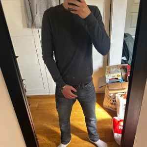 Grå stickad tröja  - Säljer en grå stickad långärmad tröja ifrån dressmann. Tröjan är inte använd där av säljs den. Den sitter perfekt mellan storlek S och M. Om du är intresserad eller har en minsta fråga hör av dig. MVH Lundgren’s