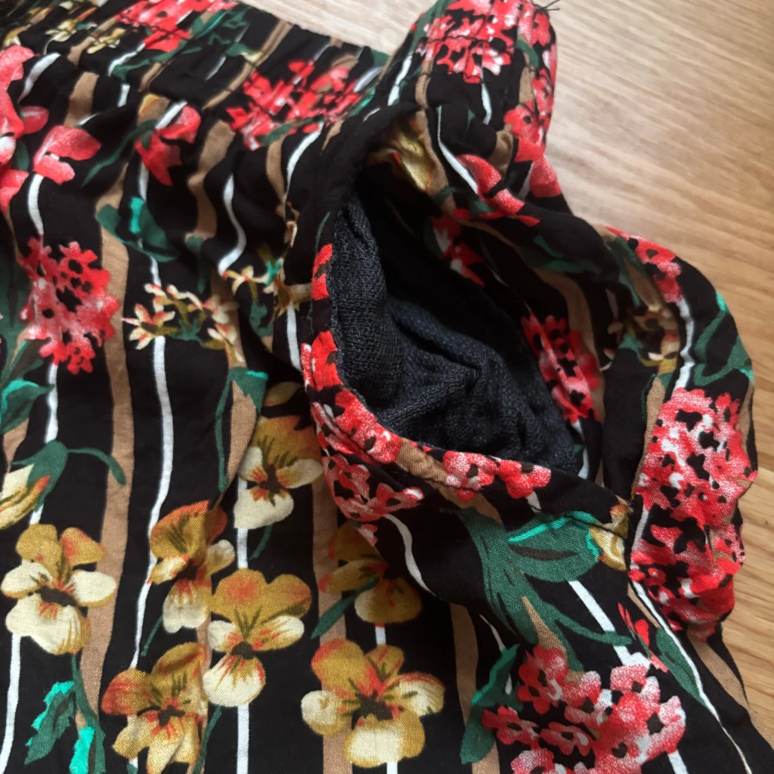 Blommiga randiga shorts med spetskant - 2