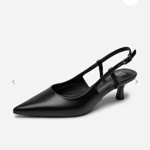 Svarta pumps med spetsig tå från XIT - svarta pumps från XIT med spetsig tå och låg klack. Helt oanvända. Storlek 39