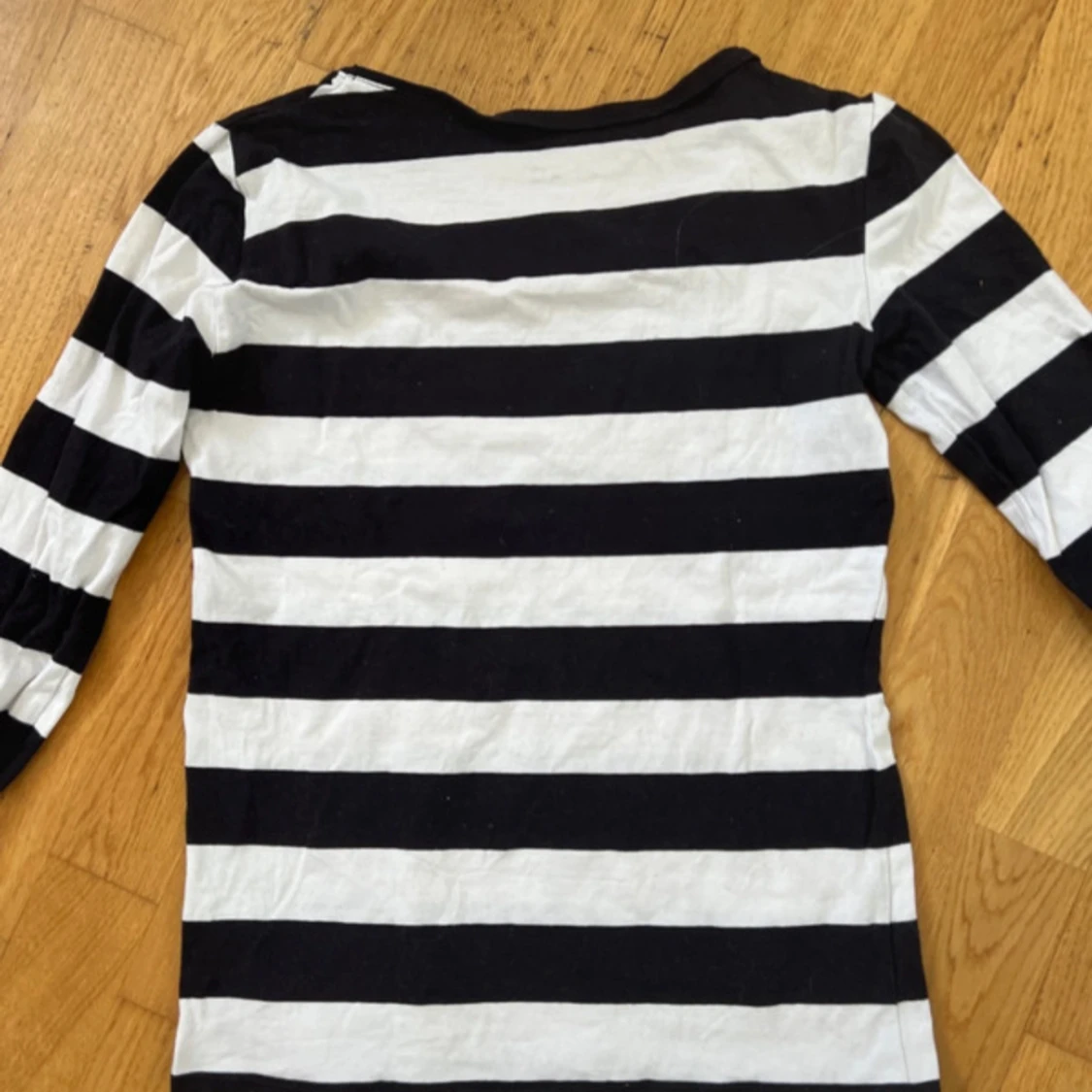 Svartvit randig långärmad tröja - 1