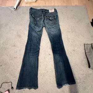 Säljer ett par true religion - Säljer ett par true religion (storleken står 29 men jag har sytt den och jag är storlek 25 och den passar mig bra)  som du kan se så är dem lite slitna.