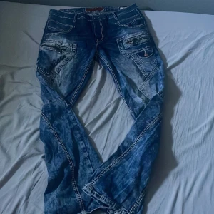 Blå Cipo & Baxx jeans med detaljer - assss nice byxor me hella detail🧘🧘 klippta lite längst ner så dom blir mer wide de passar in som en beast🙏 fråga om bilder på if u want