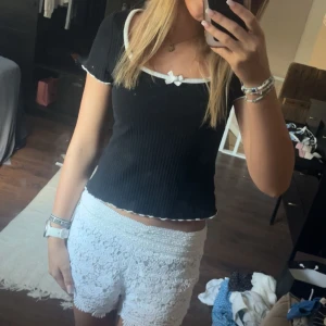 Topp från H&M - Supersöt svart ribbad topp med vita detaljer😇😇 storlek xs men passar xxs,xs,s 🥰🥰 tryck gärna på köp nu!!