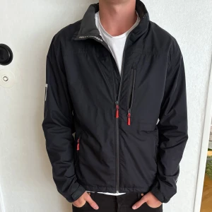 Helly Hansen jacka  - Säljer denna helly Hansen jackan. De är i bra skick förutom en liten defekt. Skriv privat för fler bilder. Skriv vid fler frågor och funderingar!