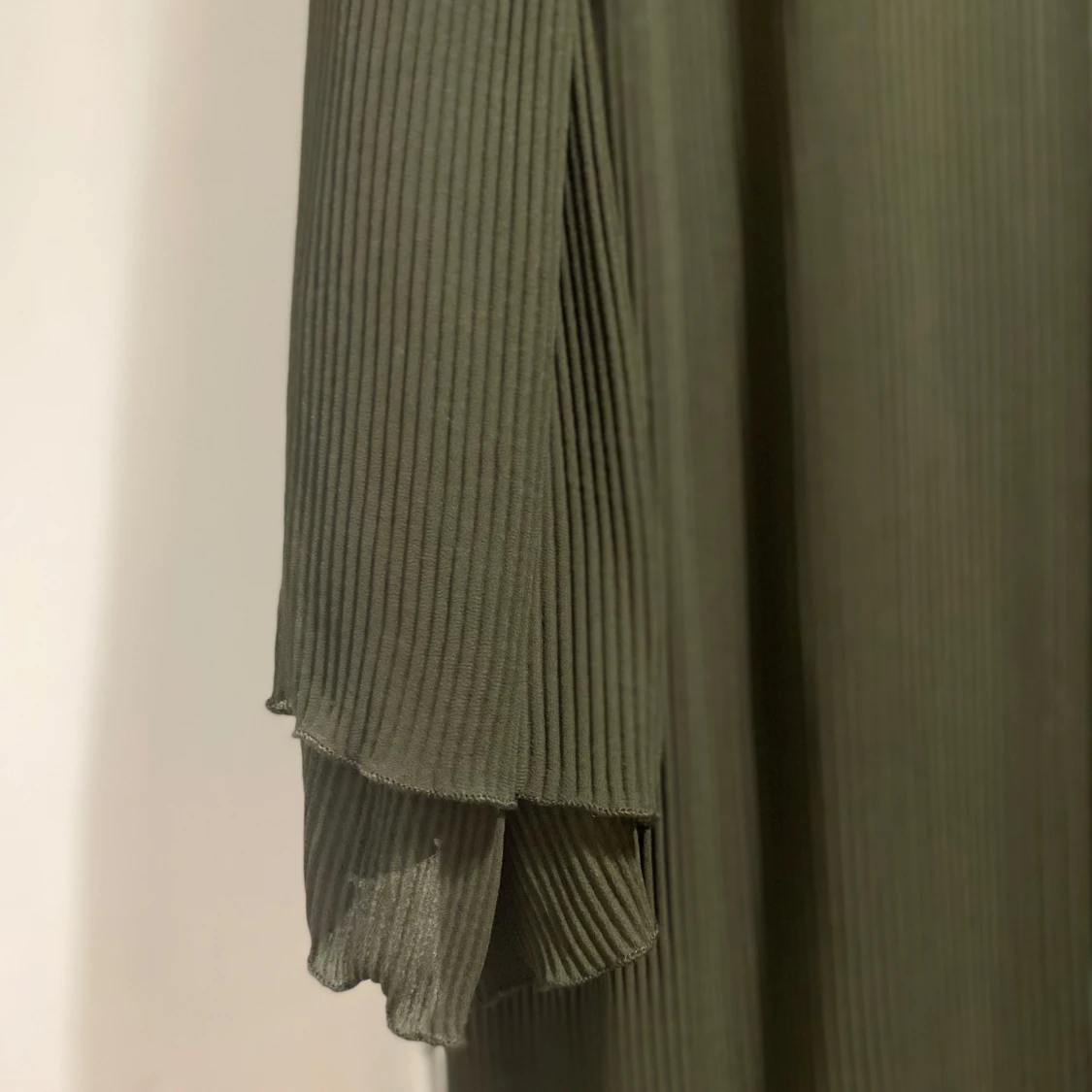Plisserad långklänning i olivgrönt - 3
