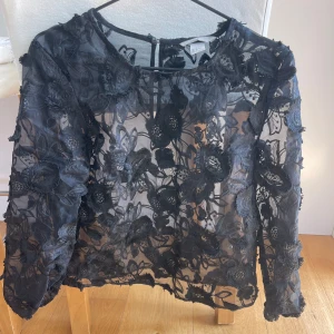 Blus mesh spets H&M - Blus i mesh och med spets/broderier från H&M storlek 36/S