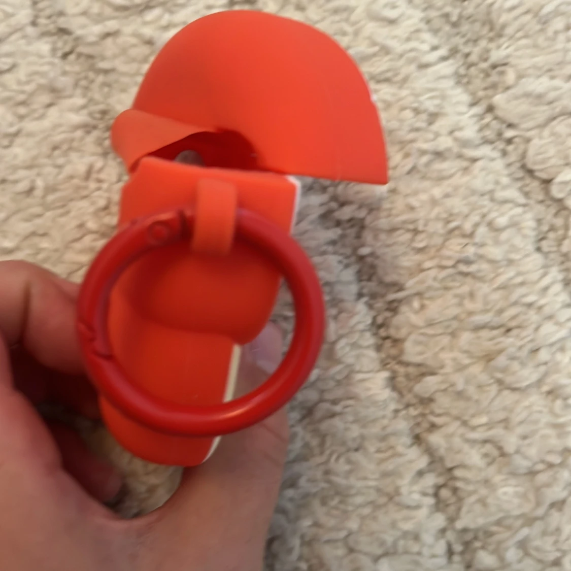 Svampliknande röd AirPods skal  med prickar - 2