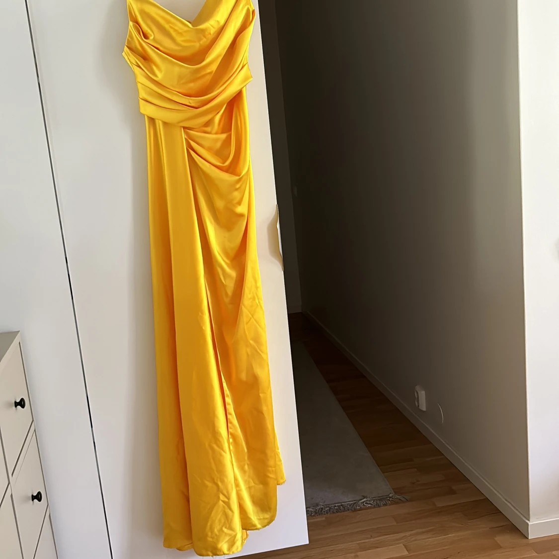 Gul långklänning med drapering - 2