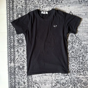 CDG t shirt - säljer denna feta comme des garcons t shirten! storlek L sitter som M. kom med frågor om pris osv🙂🙂