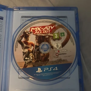 MX vs ATV All Out - Upplev fartfylld offroad-action med MX vs ATV All Out! Perfekt för dig som gillar racing, motorcyklar och adrenalinkickar. Anpassa din stil, tävla mot vänner och utforska spännande banor. Ett måste för alla som älskar motorsport och äventyr! Säljer på grund av att min bror, inte använd längre