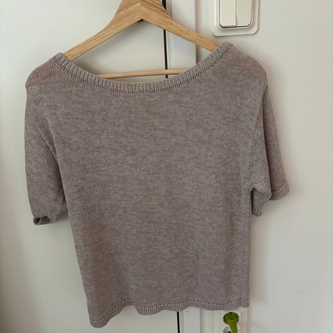 Beige stickad kortärmad tröja - 1