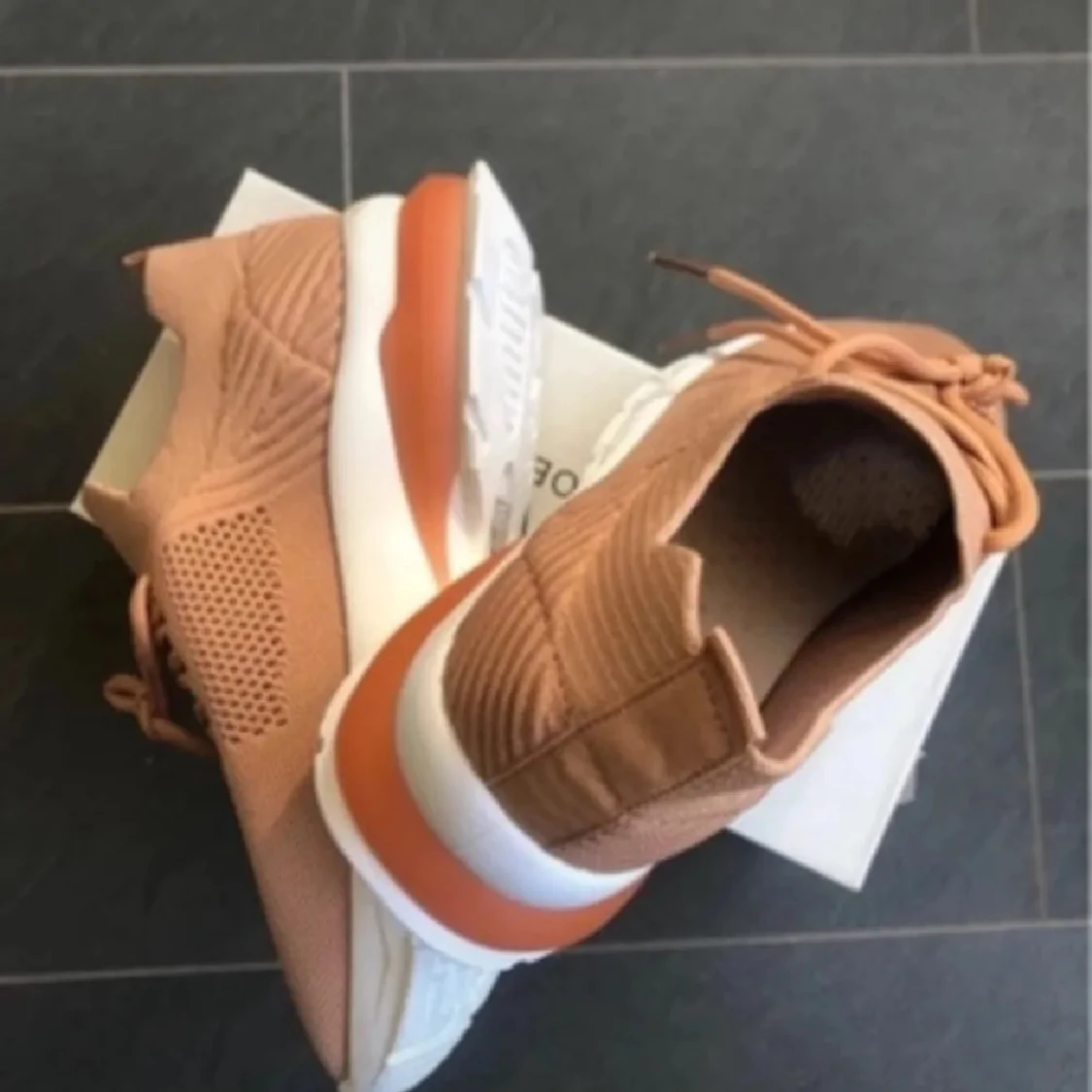 Beige stickade sneakers med vit sula - 2