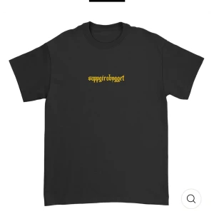 Svart t-shirt Soppgirobygget - Aldrig använd eller tvättad, fick den personligen av soppgirobygget de hade på sig tröjan på konsert men är inget fan av dem så säljer. UNISEX I STORLEK XL SÅ OVERSIZE OCH VÄLDIGT MYSIG. Svart t-shirt med gul Soppgirobygget-text på bröstet och stor gul SGB-grafik på ryggen. Klassisk passform med rund hals och korta ärmar. Perfekt för dig som vill sticka ut med streetstyle-vibe och supporta SGB.