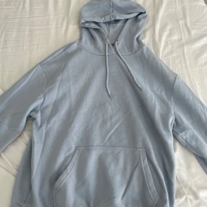 Ljusblå hoodie från Even&Odd - Ljusblå hoodie i ”tall modell”, så armarna är lite längre. Materialet är lite tunnare och jättemjukt innuti. 