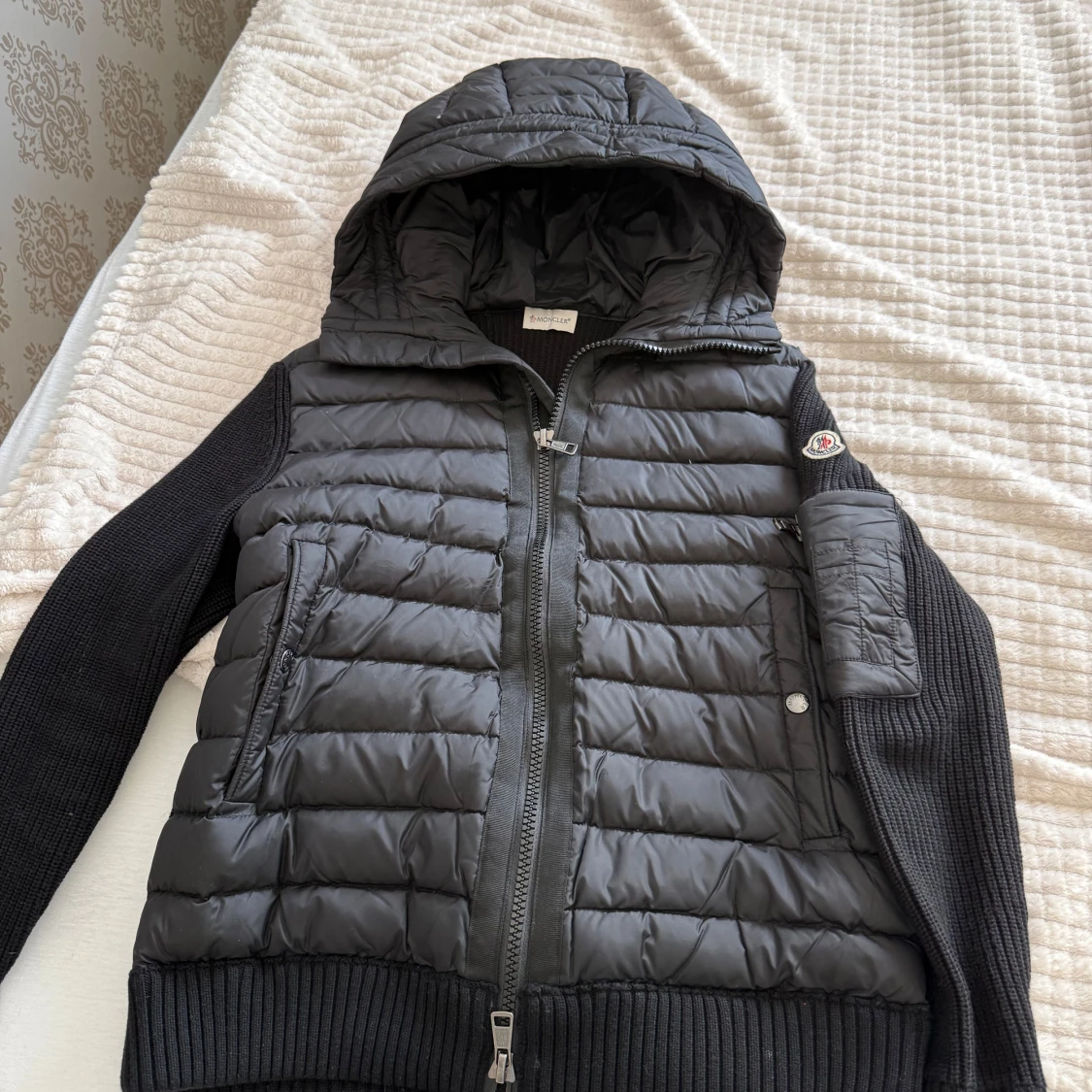 Svart Moncler pufferjacka med huva