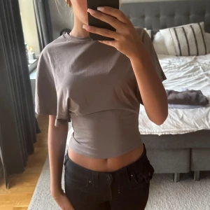 Nelly topp - Beige/brun topp från Nelly, använd fåtal gånger utan några defekter!💕