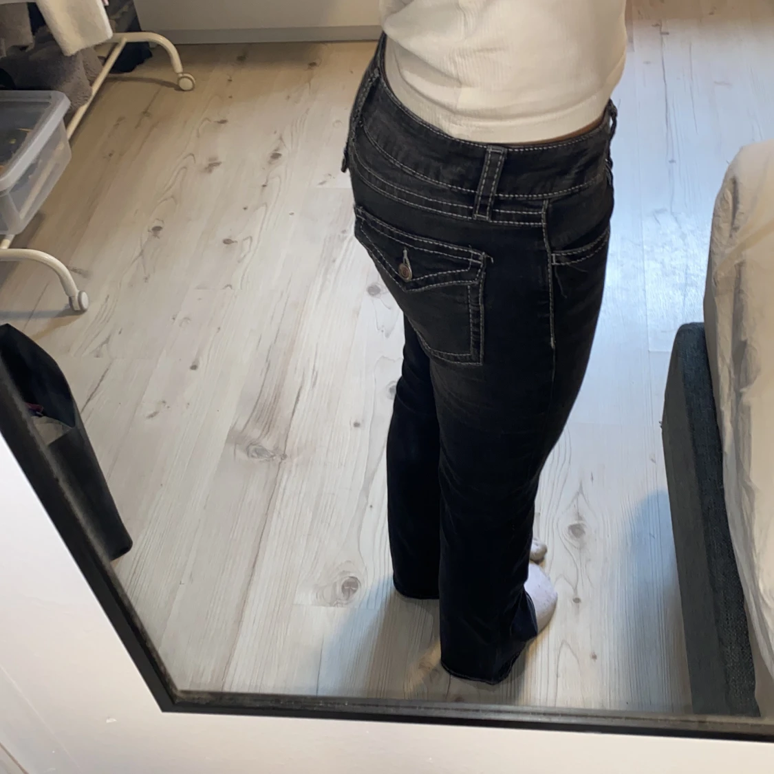 Svarta bootcut jeans med kontrastsömmar - 2