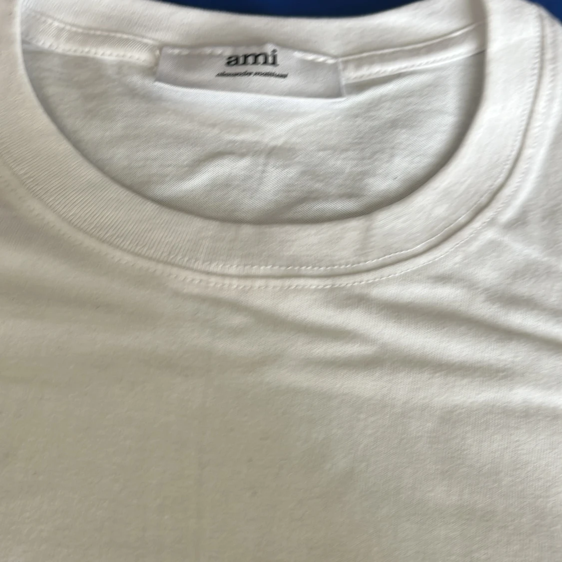 Vit t-shirt från Ami med rött hjärta - 1