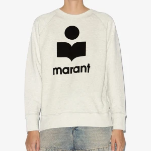 Vit sweatshirt från Isabel Marant - Säljer en sweatshirt från Isabel Marant med stort svart logotryck på bröstet. Tröjan har rund hals, långa ärmar och en relaxed passform. Perfekt för dig som gillar stilrena och trendiga märkesplagg. Köparen står för frakt!❤️