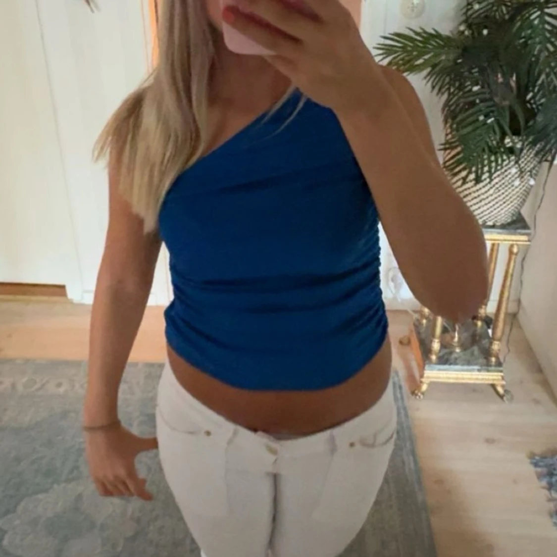Blå oneshoulder croppad topp